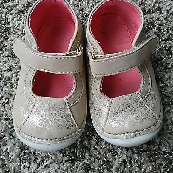 gold infant shoes size 4